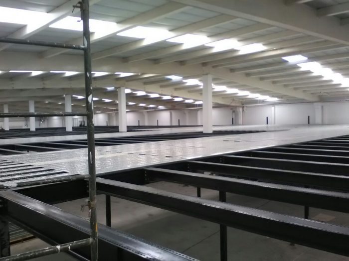 Almacenamiento con entrepisos, versatilidad y aprovechamiento del