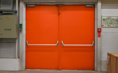 Puertas contra incendios en la industria: tendencias y factores clave para cedis y almacenes