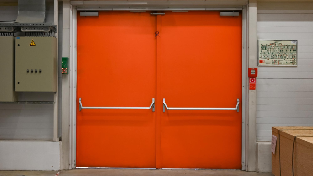 Puertas contra incendios en la industria: tendencias y factores clave para cedis y almacenes