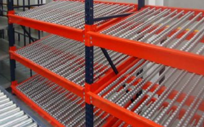 Eficiencia dinámica para surtido y reabastecimiento con racks Carton Flow