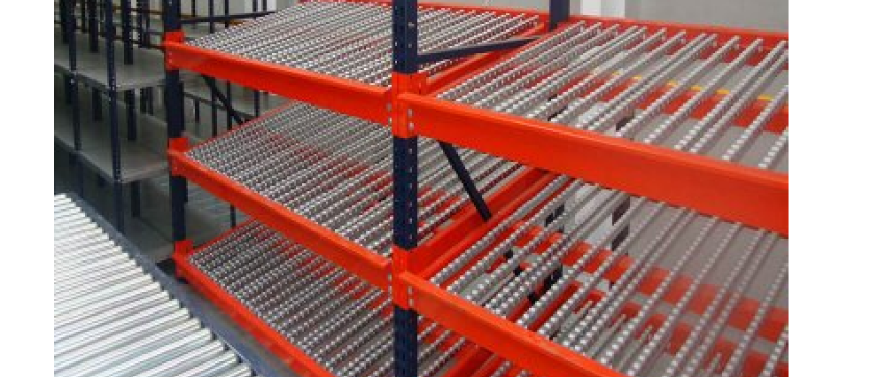 Eficiencia dinámica para surtido y reabastecimiento con racks Carton Flow